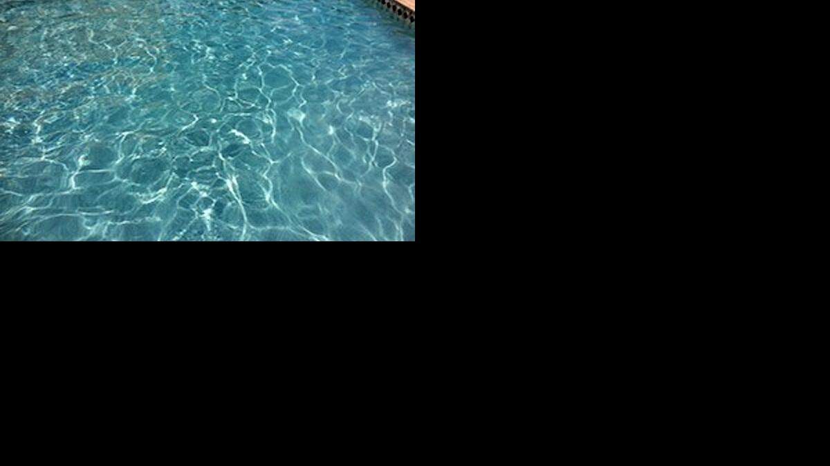 Un niño murió tras ser hallado bocabajo e inconsciente en una piscina.