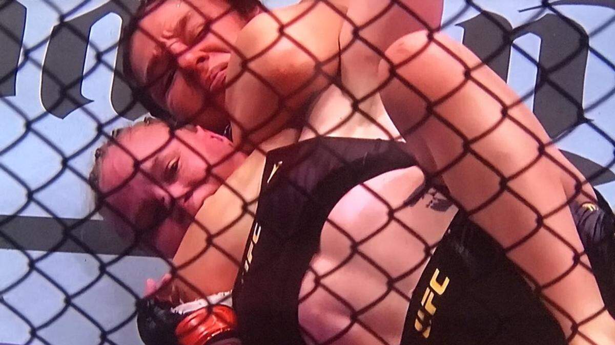 La campeona más dominante en la historia del peso mosca femenino dejó de serlo, ya que Alexa Grasso se convirtió el sábado en la primera mexicana en ganar un título de la UFC, en una pelea que levantó al público de sus asientos en la T-Mobile Arena de Las Vegas.
