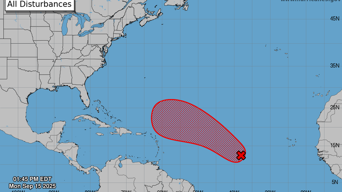 Una amplia área de baja presión se ha formado aproximadamente a mitad de camino entre las Islas de Barlovento y la costa de África occidental, según el NHC.