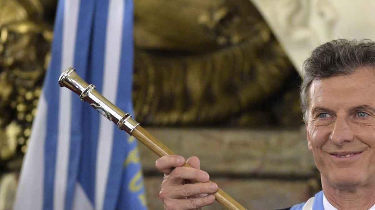 El nuevo presidente argentino, Mauricio Macri (c), recibe el bastón de mando y la banda presidencial este jueves 10 de diciembre de 2015, en la Casa Rosada en Buenos Aires (Argentina). 