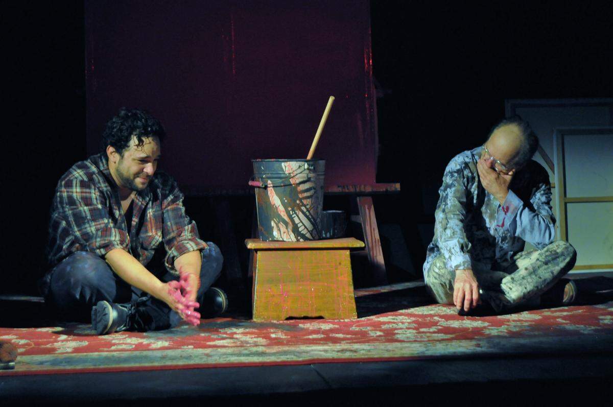 Anthony LoRusso (izq) y Orlando Urdaneta en un escena de "Rojo".