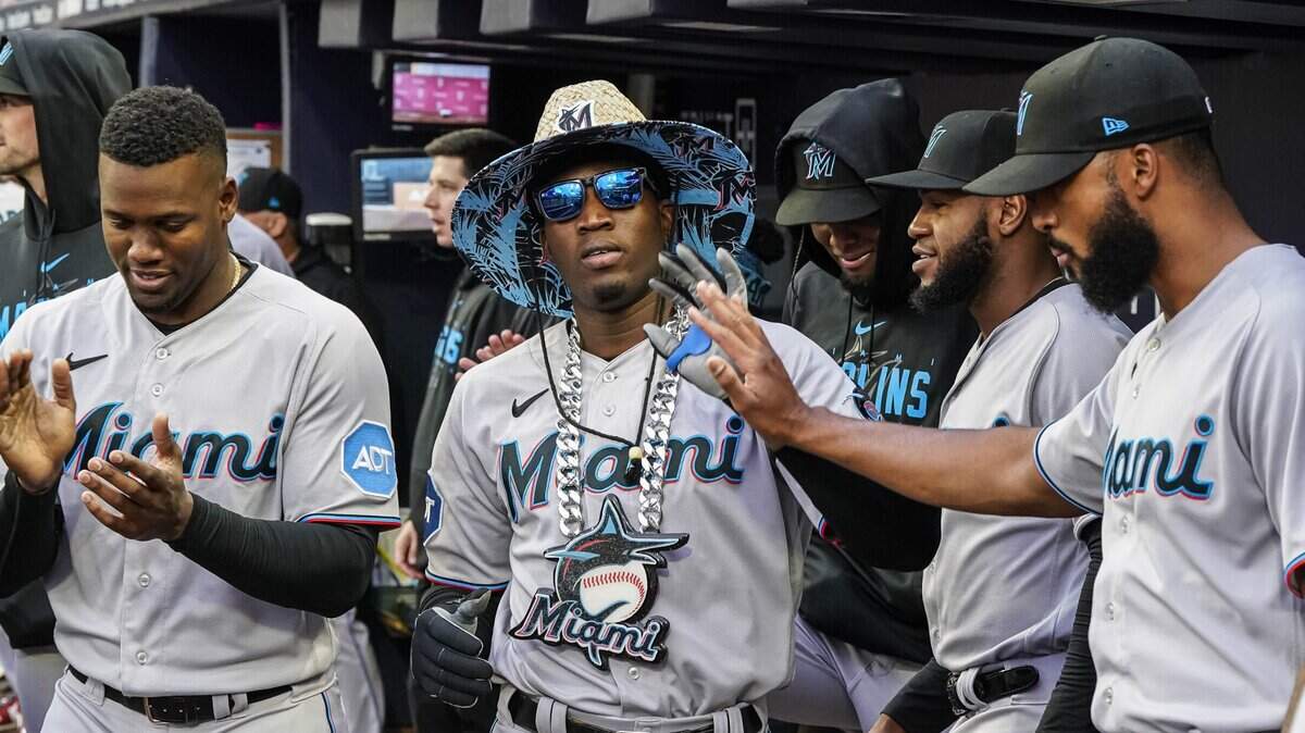 El jardinero de los Marlins Jesús Sánchez (centro) celebra en el dugout tras pegar un jonrón en el segundo inning del partido ante los Bravos, celebrado el 26 de abril de 2023 en Atlanta.