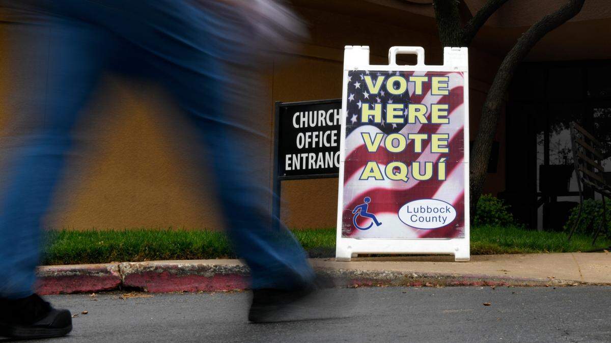 Kamala Harris supera a Donald Trump en la intención del voto latino, 54% a 40%, pero la ventaja demócrata es la más pequeña desde 2012, de acuerdo a una reciente encuesta. En la foto de archivo, un centro de votación en el Condado Lubbock, Texas.