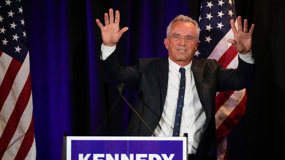 El candidato presidencial independiente Robert F. Kennedy Jr. saluda sus seguidores el 13 de mayo de 2024, en Austin, Texas.