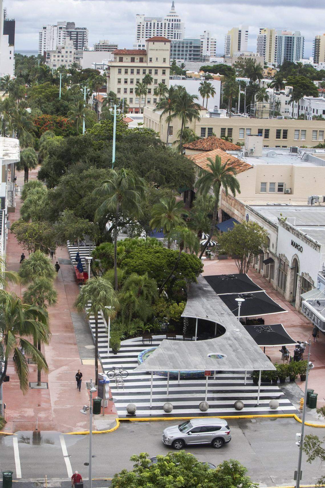 Una renovación, largamente postergada, que se está llevando a cabo a lo largo de Lincoln Road Mall en Miami Beach restaurará y repondrá el paisajismo, la arquitectura y las fuentes de agua de la calle peatonal, mientras funcionarios públicos y propietarios intentan revertir la crisis.