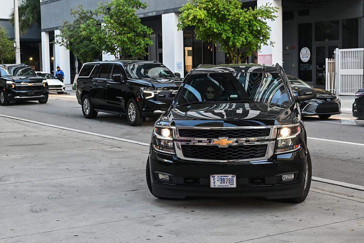 Una caravana que transporta al secretario de Estado de EEUU, Marco Rubio, llega al Edificio Federal de Justicia James Lawrence King, donde Rubio tiene previsto comparecer como testigo en el juicio contra su excompañero de vivienda, David Rivera, en Miami, el 24 de marzo de 2026. Rivera, excongresista por Miami, está acusado de ejercer presión política en secreto en favor del gobierno de Venezuela.