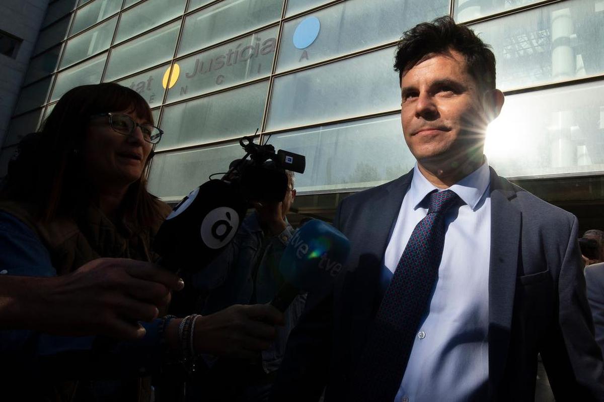  En esta foto de archivo tomada el 30 de mayo de 2019, Javier Sánchez Santos, quien dice ser el hijo del cantante español Julio Iglesias, se encuentra ante el tribunal de Valencia antes de una audiencia para examinar su solicitud de paternidad. 