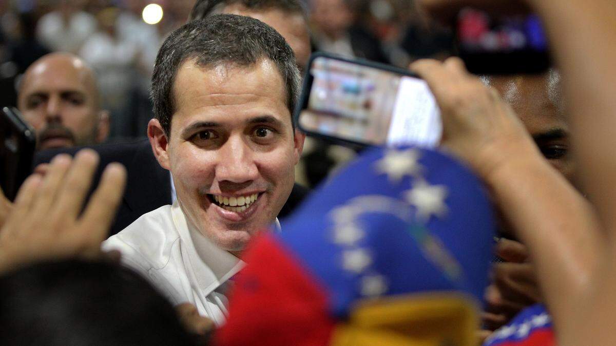 Juan Guaidó, presidente interino de Venezuela, saluda a seguidores y miembros de la comunidad el sábado 1ro de febrero, cuando sostuvo un encuentro en Miami.