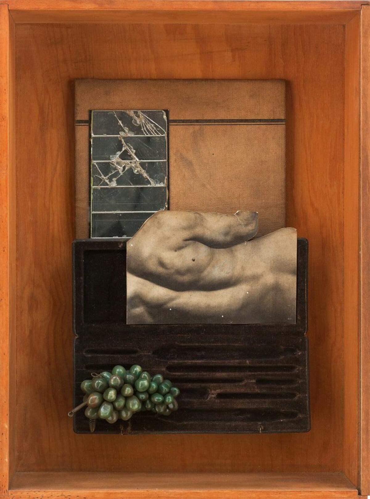 “Untitled”, 1984, de Hudinilson Jr. Recorte de revista, piedras preciosas, estuche para lápices, espejo roto, cubierta de libro y caja de madera. 13,7 x 17,7 x 3,9, en ICA Miami. Colección de Estrellita Brodsky, Nueva York.