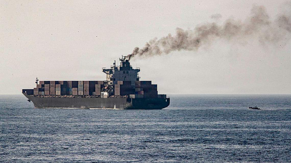 En esta fotografía distribuida por el Comando Central de Estados Unidos, fuerzas estadounidenses patrullan el mar Arábigo cerca del M/V Touska el lunes, 20 de abril de 2026, tras haber disparado contra el buque de bandera iraní al que EEUU acusó de intentar violar el bloqueo naval estadounidense a los puertos iraníes cerca del estrecho de Ormuz.