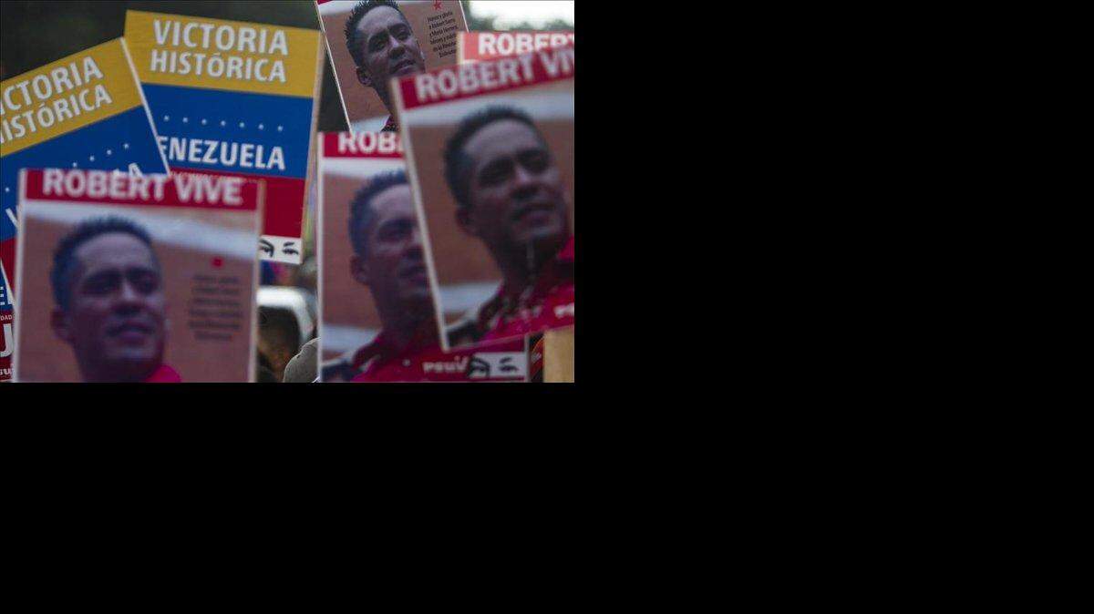 Detalle de unos carteles con la imagen del diputado chavista asesinado Robert Serra. EFE/