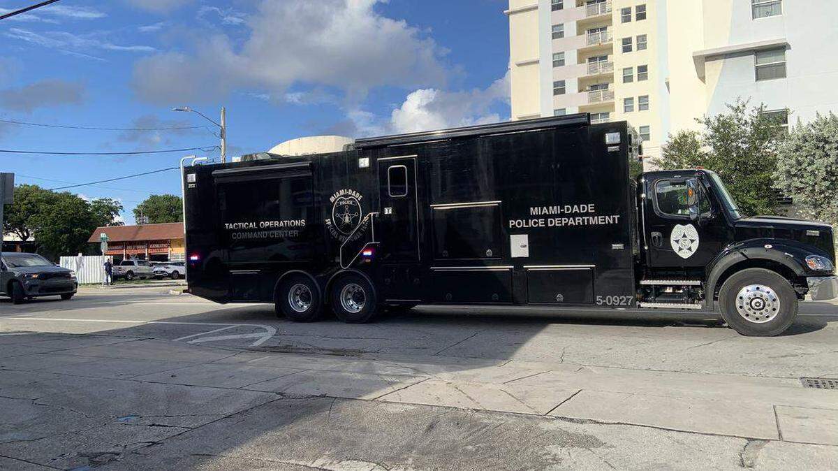 Un vehículo del equipo SWAT del Departamento de Policía de Miami-Dade en el lugar donde dos policías resultados heridos de bala el el 9 de octubre de 2025, en Allapattah.