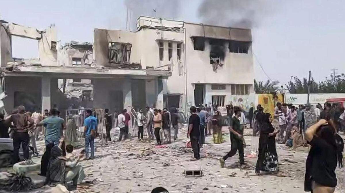 Captura del video de los momentos posteriores al bombardeo en la ciudad de Minab (Irán).  El número de niñas muertas en un ataque israelí contra una escuela de primaria en la ciudad sureña iraní de Minab ha ascendido a 24, mientras otras 45 estudiantes han resultado heridas, informó la gobernación de la provincia de Hormozgan. 