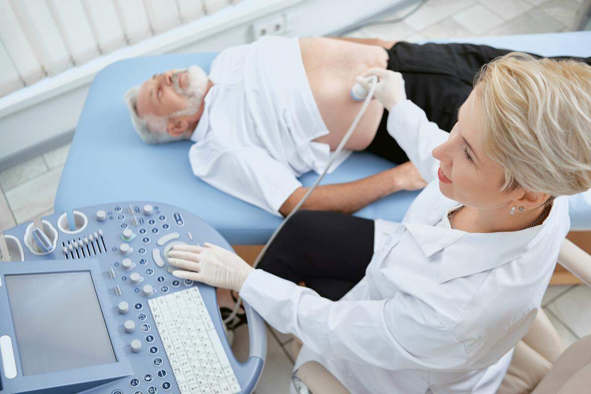 Exploración de zona abdominal mediante ultrasonidos para determinar si el paciente es celíaco.