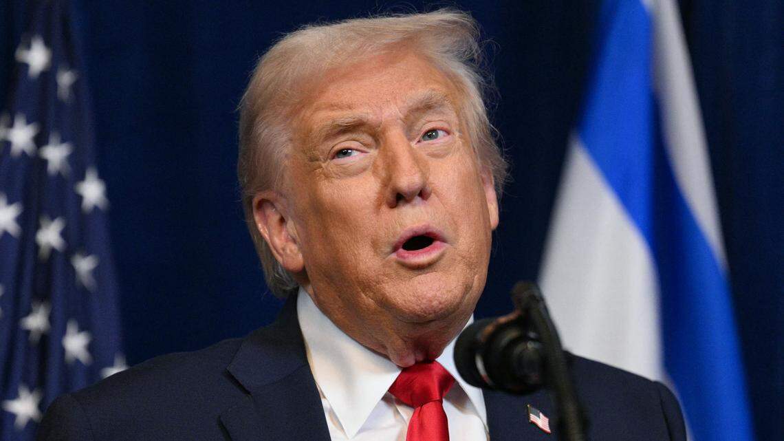 El presidente de Estados Unidos, Donald Trump, habla durante una conferencia de prensa conjunta con el primer ministro israelí, Benjamin Netanyahu (fuera de cuadro), en la residencia de Trump en Mar-a-Lago, Palm Beach, Florida, el 29 de diciembre de 2025.