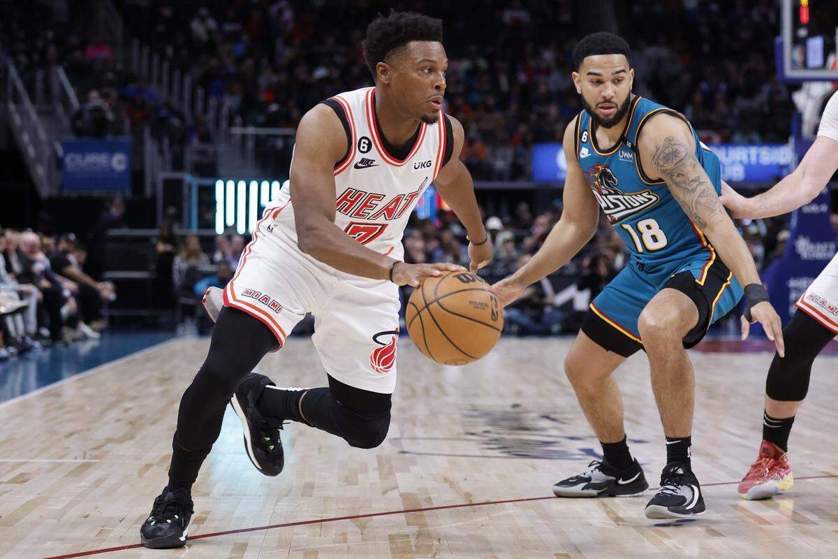 El jugador del Heat Kyle Lowry entra al aro ante la marca de Cory Joseph, de los Pistons, en el partido celebrado el 4 de abril de 2023 en Detroit.
