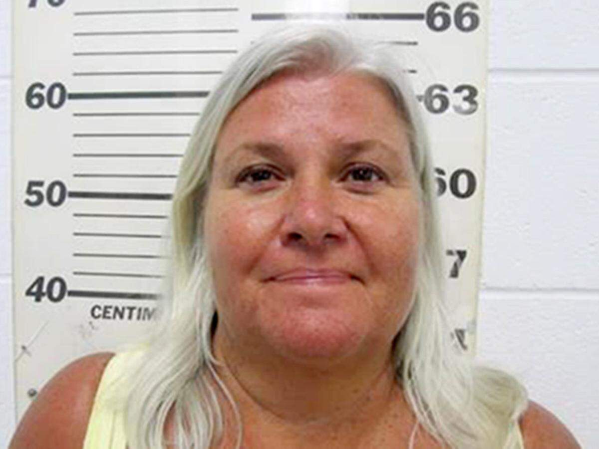 Foto proporcionada por la Policía de South Padre Island muestra a Lois Riess, de Blooming Prairie, Minn., quien fue arrestada por el jueves 19 de abril de 2018 en un restaurante en South Padre Island, Texas.
