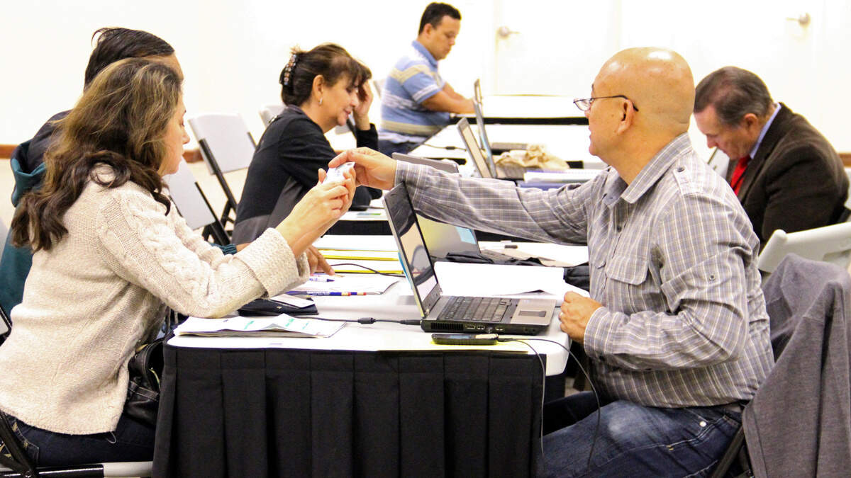 Voluntarios del Miami Dade College ayudan a personas de bajos recursos y ancianos a hacer su declaración de impuestos como parte del programa VITA el año pasado.