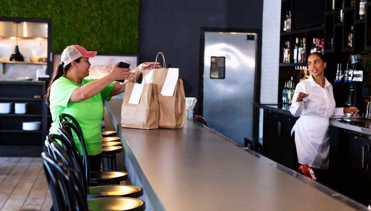 El aumento del salario mínimo en la Florida, a $12 a partir del 30 de septiembre, no cubrirá el alza de los precios al consumidor y los gastos de la vivienda, que siguen cargando el bolsillo de los floridanos.