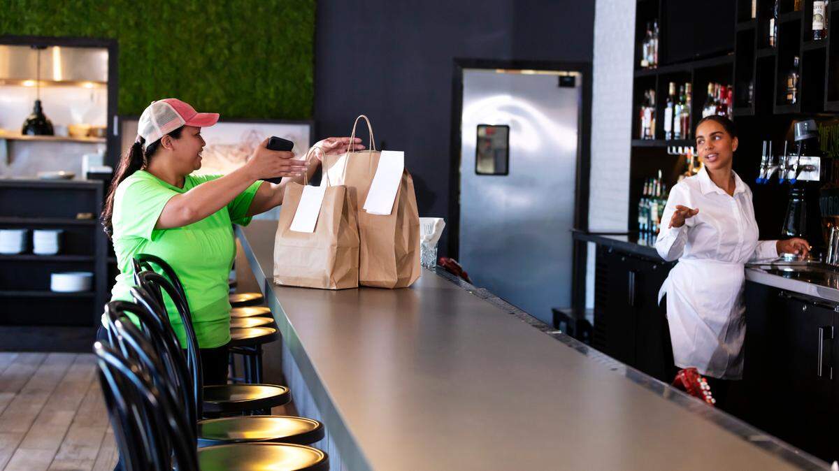 El aumento del salario mínimo en la Florida, a $12 a partir del 30 de septiembre, no cubrirá el alza de los precios al consumidor y los gastos de la vivienda, que siguen cargando el bolsillo de los floridanos.