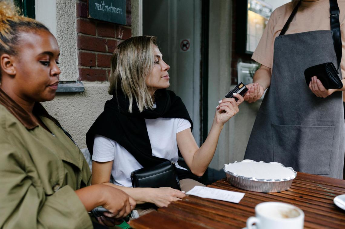 La deuda de los estadounidenses aumentó en el 2021 y deben como promedio $8,590 en tarjetas de crédito, según estudio del sitio de finanzas personales WalletHub.