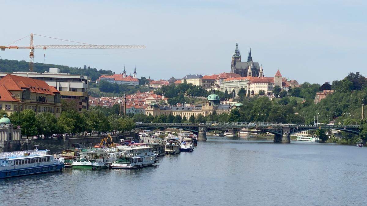 Arquitectura gótica, barroca, renacentista y el Castillo de Praga desde el río Moldava.