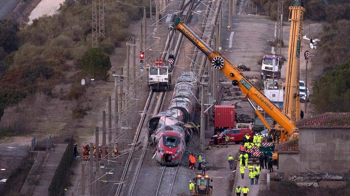 Los servicios de emergencia y los investigadores trabajan en el lugar de la colisión de trenes de alta velocidad que causó al menos 45 muertos, en Adamuz, en el sur de España, el 20 de enero de 2026.