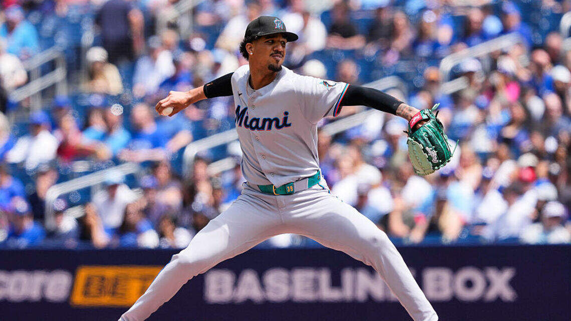Eury Pérez brilla, pero se lesiona y los Marlins caen ante Toronto en un duelo dominado por el pitcheo