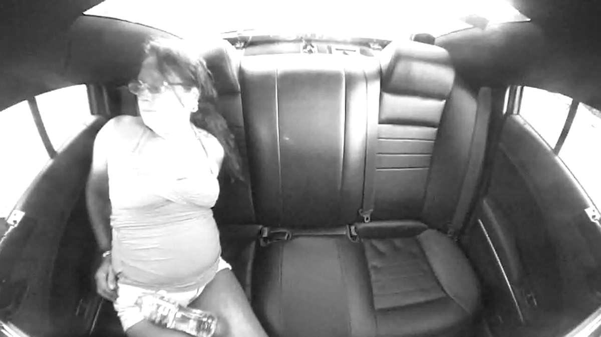 Arresta la FHP a mujer de la Florida que conducía un carrito de golf por la autopista I-95, con una botella abierta de Jack Daniel’s.