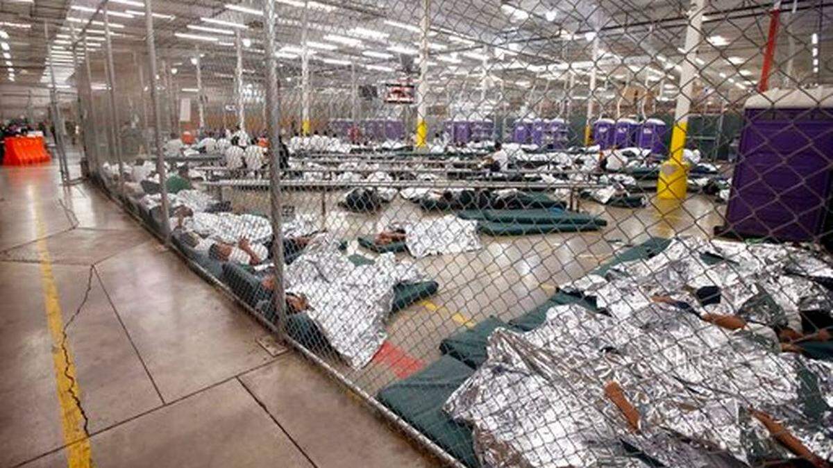 Inmigrantes, la mayoría de ellos menores de edad provenientes de Centroamérica, permanecen en una celda de un centro de detención en Nogales, en Arizona, el 18 de junio del 2014.