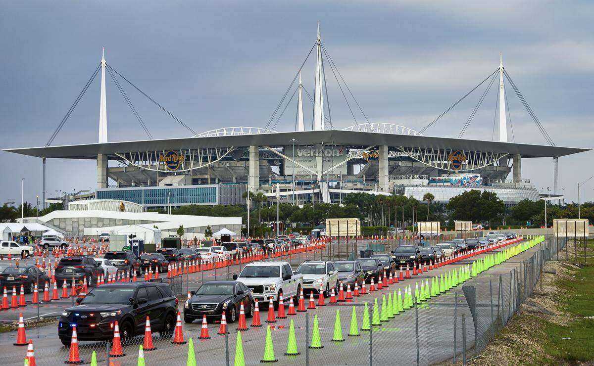 Una vista del centro de pruebas de manejo COVID-19 instalado en un estacionamiento en el Hard Rock Stadium en Miami Gardens el miércoles 1 de abril de 2020.