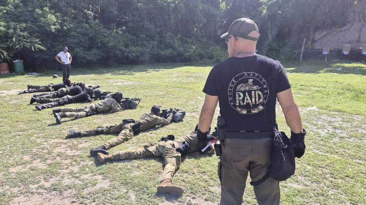 Miembros de las unidades antipandillas de Haití reciben entrenamiento en Puerto Príncipe por parte de la unidad de élite de la Policía Nacional francesa, conocida como RAID (Recherche, Assistance, Intervention, Dissuasion).