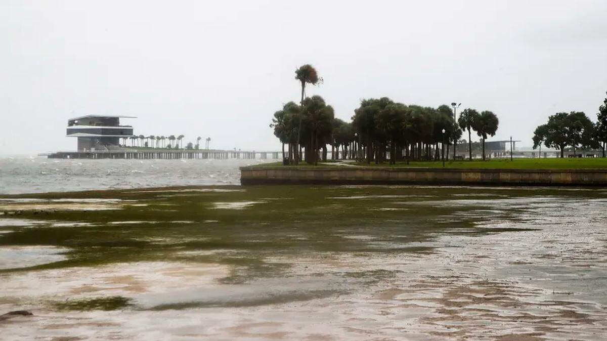 Una vista del muelle mientras la Bahía de Tampa se drena en una marejada ciclónica inversa cuando se esperaba que el huracán Ian tocara el miércoles 28 de septiembre de 2022 justo al sur de la Bahía de Tampa.