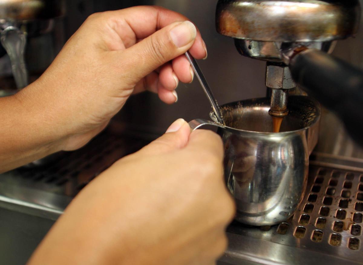 Preparación de una colada de café en el restaurante La Carreta, en la sucursal de la calle 40 del suroeste.