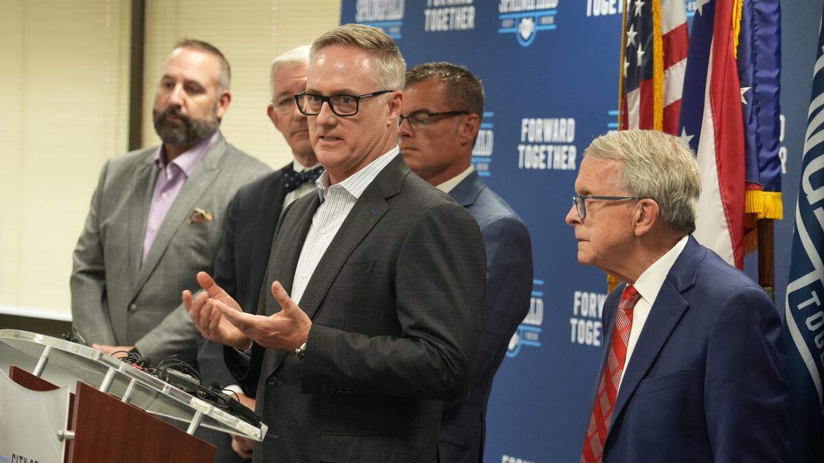 Rob Rue, alcalde de Springfield, Ohio, da un conferencia de prensa para alertar sobre las amenazas de bombas falsas que se han hecho en la ciudad, usando como excusa la información falsa sobre migrantes que supuestamente comen mascotas, el martes 17 de septiembre de 2024. Lo acompaña el gobernador de Ohio, Mike DeWine (der.).