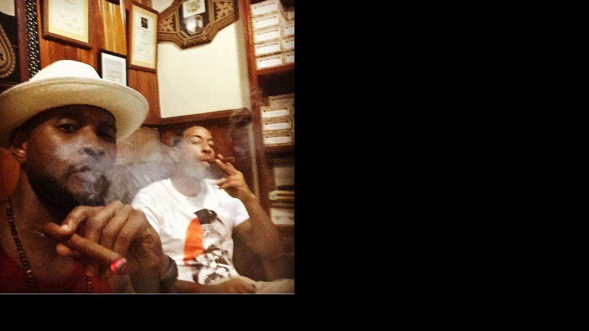  Usher aparaece fumando junto a su amigo Ludacris -Christopher Brian Bridges- en una fábrica de tabaco en Cuba.