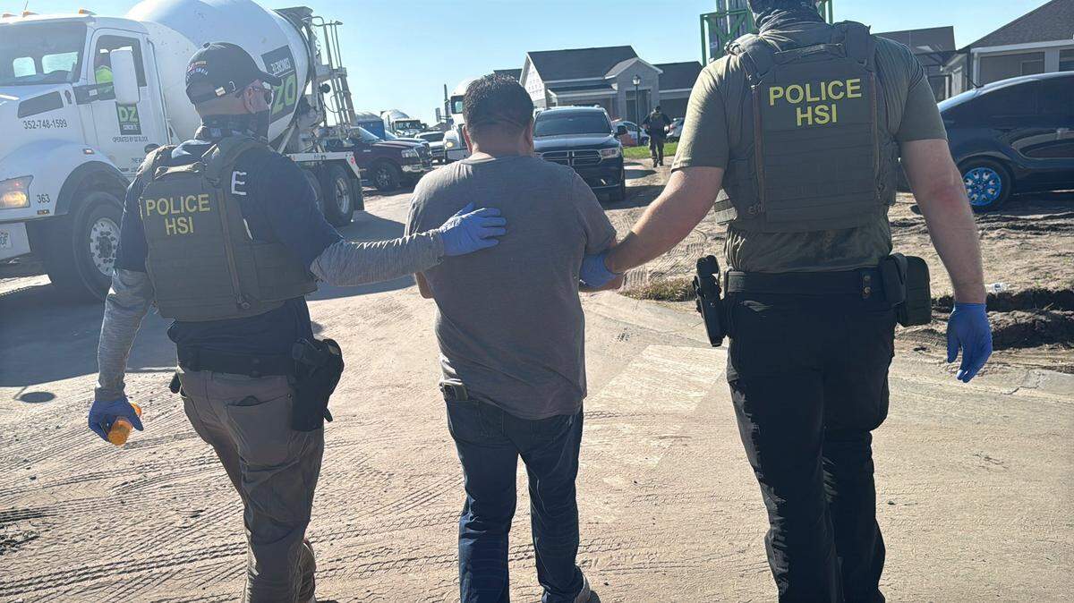 Agentes de la Oficina de Investigaciones de Seguridad Nacional (HSI) de Tampa, Florida, detienen a un inmigrante en un lugar de construcción en Wildwood, a unos 80 kilómetros al noroeste de Orlando.