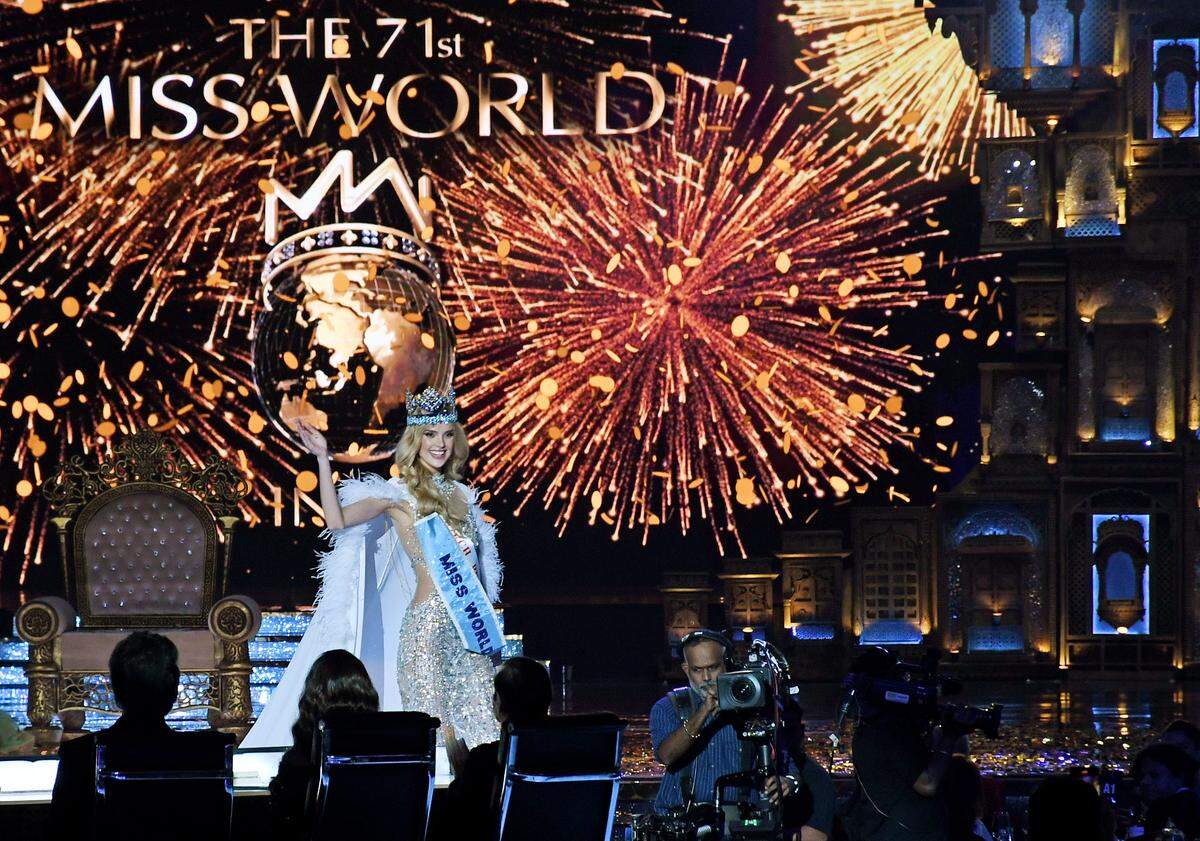 La checa Krystyna Pyszková saluda a la audiencia mientras camina por la pasarela después de ganar la final de Miss Mundo 71 en Mumbai. 