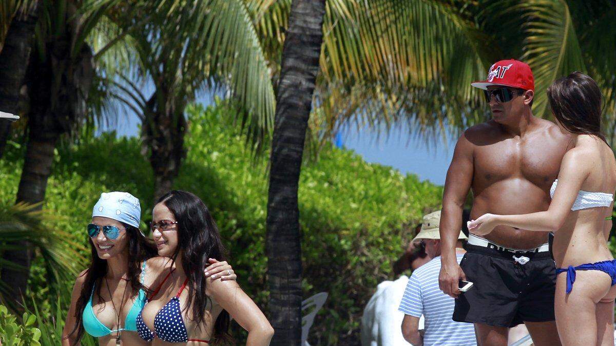 Mery de los Ríos, la extrema izquierda; y Betzabeth Romero, primos que viven en Miami, posan para una foto el sábado 31 de agosto, 2013 en una fiesta en la piscina durante el fin de semana del Día del Trabajo en el Surfcomber Miami / South Beach. Marsha Halper-Miami Herald