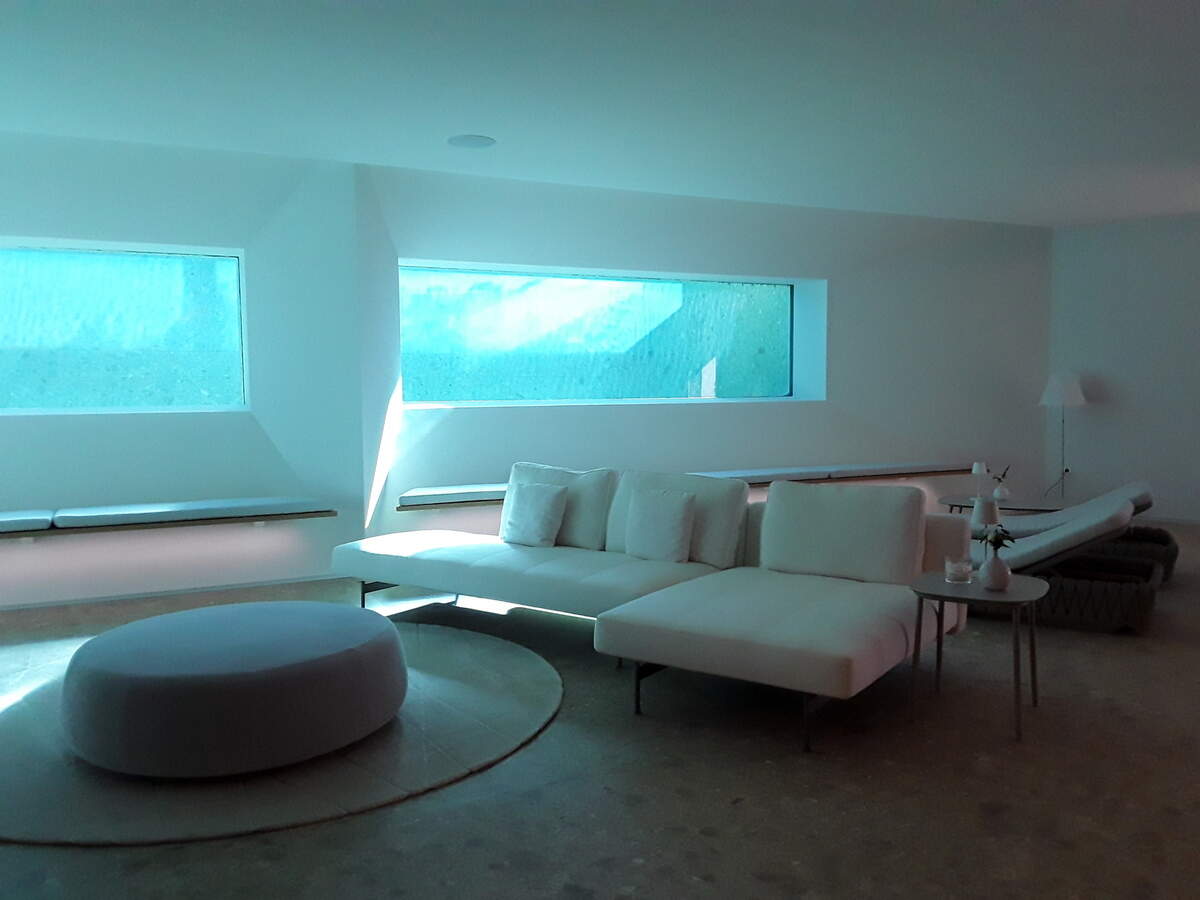 Living room con la piscina de fondo.