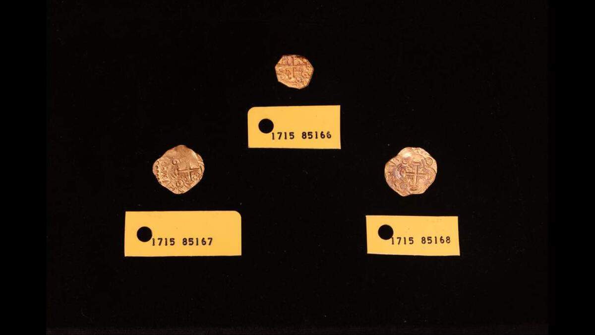 Las monedas de oro fueron acuñadas en colonias españolas de México, Perú y Bolivia, y se transportaban de regreso a España cuando los barcos se hundieron en una tormenta, según los historiadores.