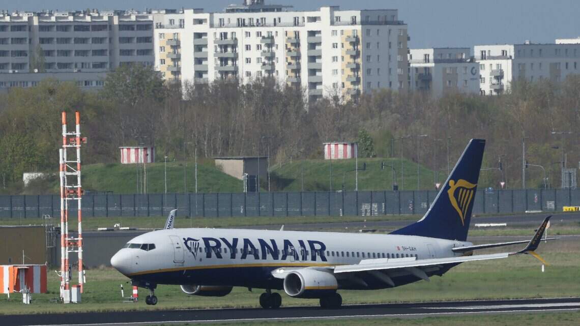 La esposa de un pasajero de Ryanair succionado por una ventanilla desprendida recuerda el incidente