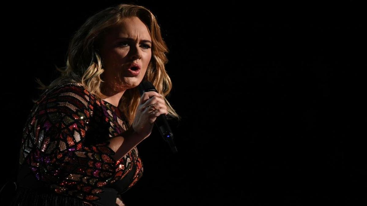 La cantante británica Adele en plena actuación durante la ceremonia de la 59 edición de los Premios Grammy, la noche del domingo 12 de febrero del 2017, en Los Ángeles, California.