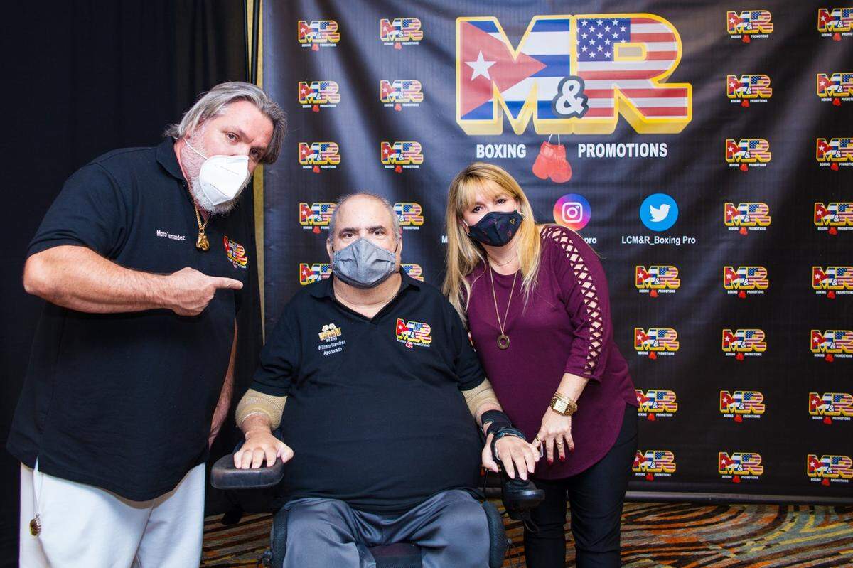 Presidida por Laura Ching (der.), el manager William Ramírez y el entrenador Osmiri Fernández (izq.), M&R se ha afianzado como la empresa líder de boxeo en Miami.