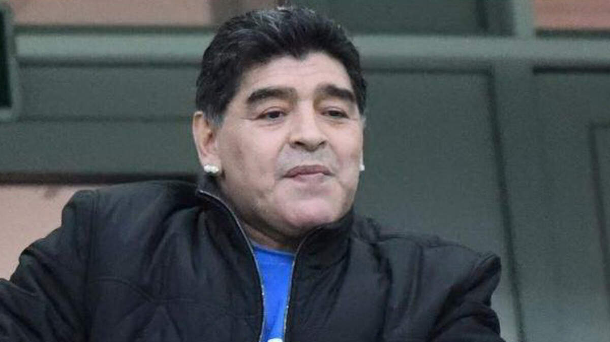 La leyenda del fútbol argentino Diego Maradona sonríe en la tribuna antes del partido de fútbol del Grupo D de la Copa Mundial Rusia 2018 entre Argentina y Croacia en el Estadio Nizhny Novgorod en Nizhny Novgorod el 21 de junio de 2018. /