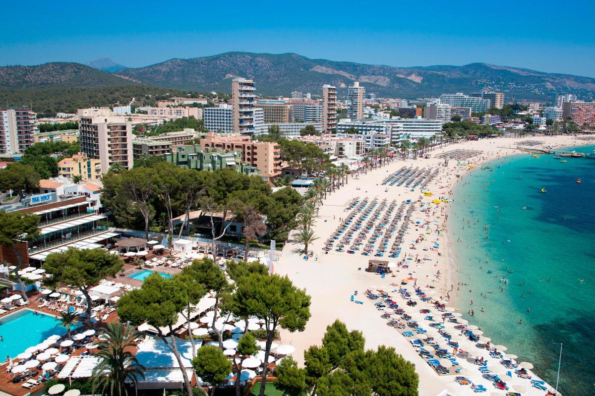 La playa de Magaluf, en Mallorca, un enclave paradisíaco en Baleares.