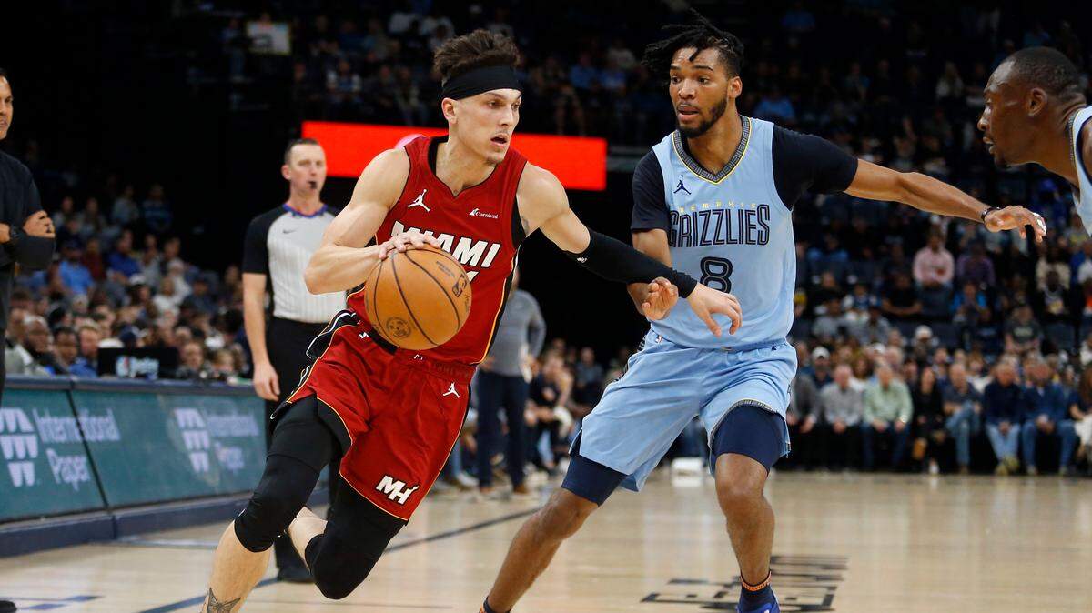 El escolta del Heat Tyler Herro (izq.) entra al aro ante la marca de Ziaire Williams, de los Grizzlies, en el partido celebrado el 8 de noviembre de 2023 en Memphis.
