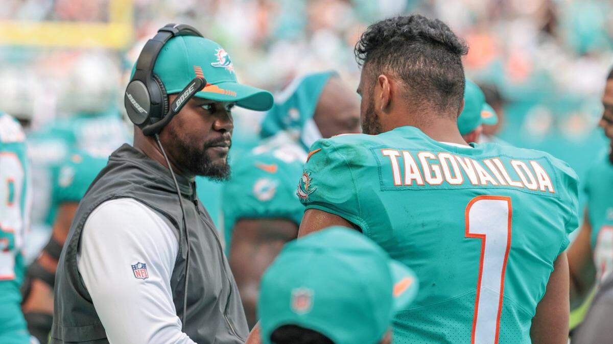  Brian Flores, exentrenador de los Dolphins de Miami (izq.), reconoció este martes que las críticas del quarterback Tua Tagovailoa, quien dijo que era una persona terrible, le afectaron, pero está listo para mejorar.
