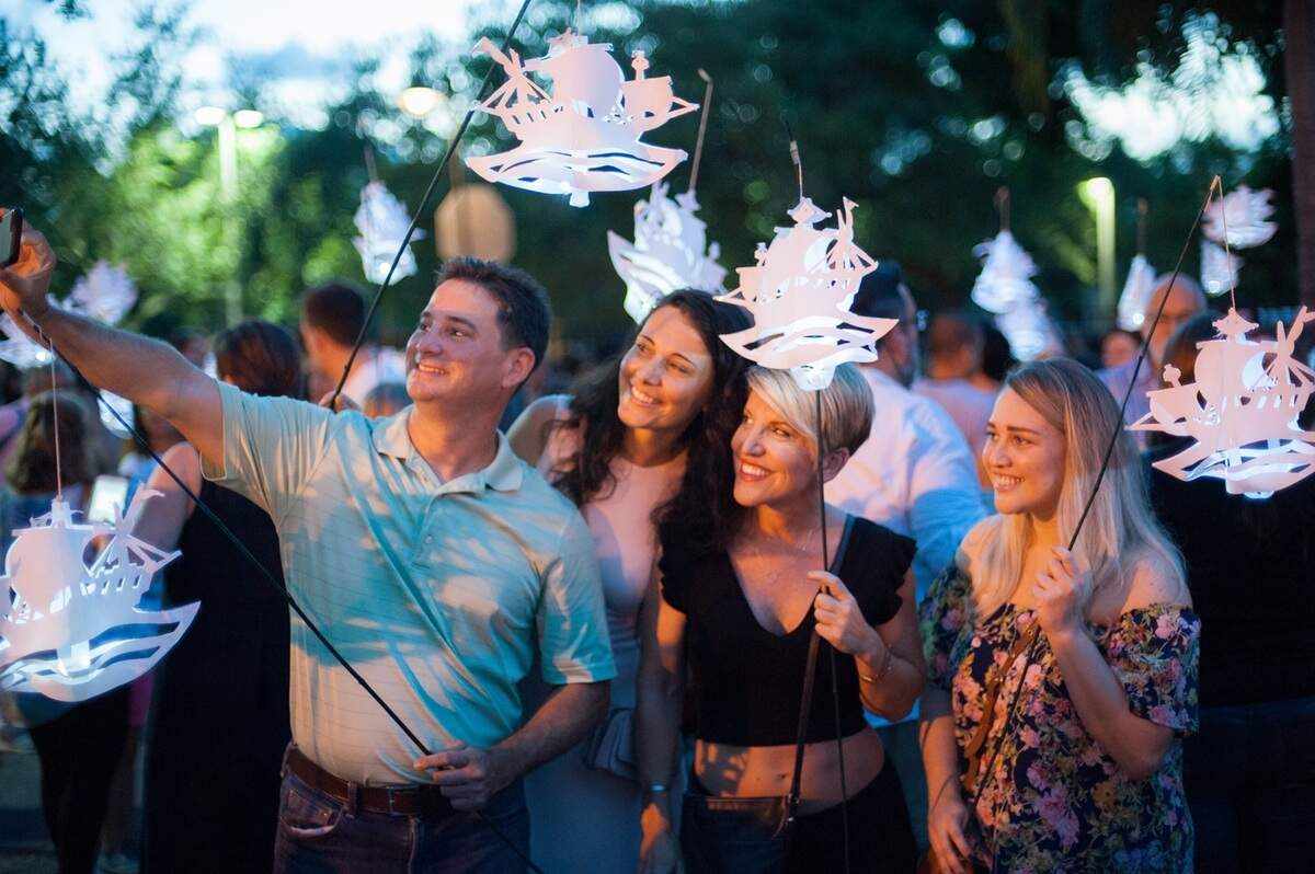 Las familias se reúnen en Vizcaya Village portando farolillos hechos a mano antes del inicio de la procesión “Float” de 2018.
