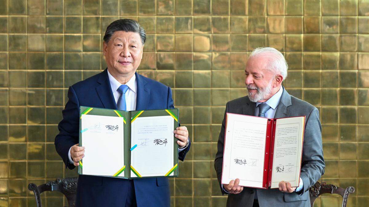 Los presidentes de China, Xi Jinping (izq.), y Brasil, Luiz Inácio Lula da Silva, muestran un acuerdo de cooperación económica firmado por ambos mandatarios, el 20 de noviembre de 2024, en Brasilia.
